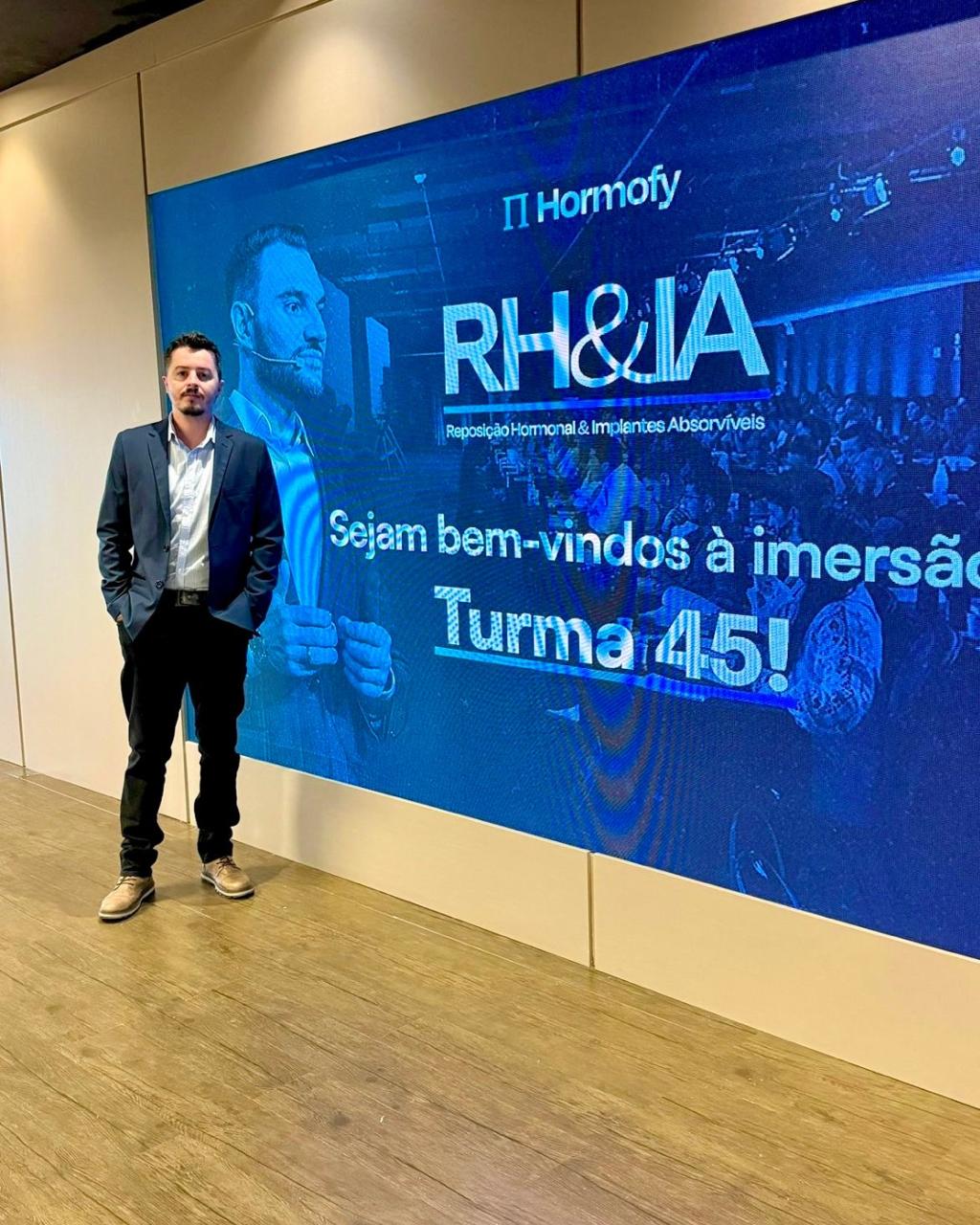 Dr. Guilherme Ramos em congresso médico — Hormofy RH&IA